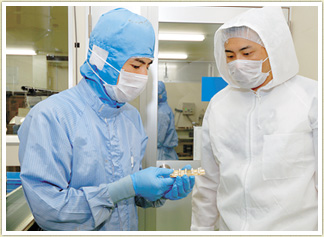 徹底した安全検査の後、厚生労働省の規格に基づいた医薬品並みの厳しい製造基準に則って、カプセル充填が行われます。